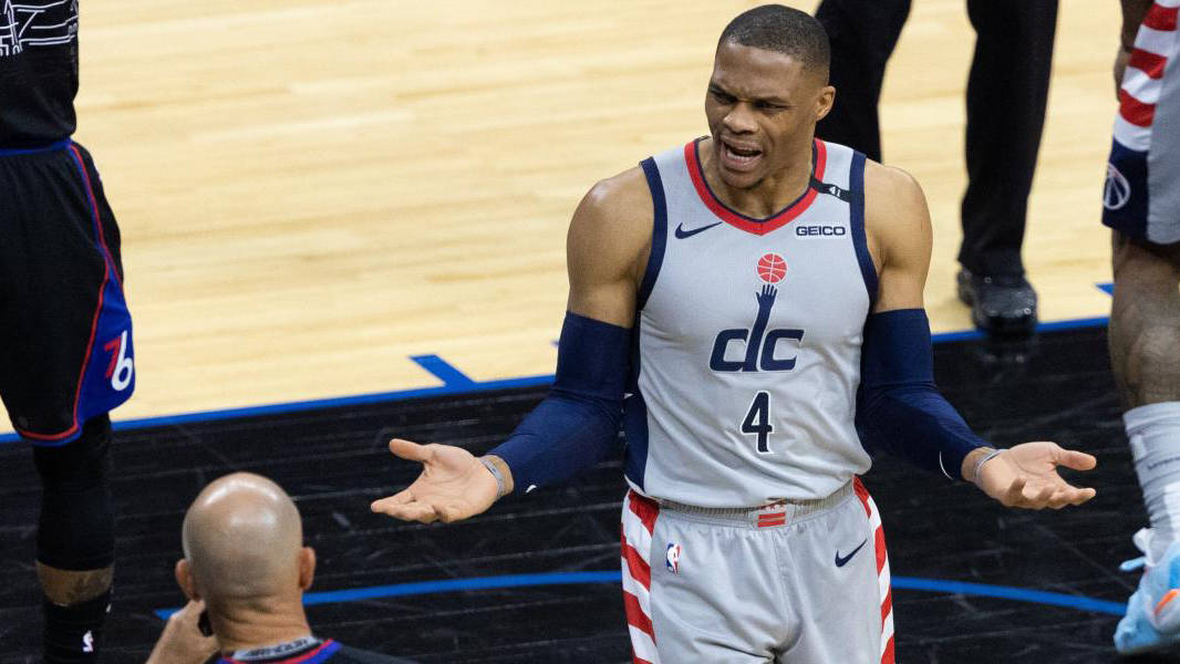 包含赛后突围战来临；圣安东尼奥马刺围绕意大利杯更衣室发声；气氛紧张；数据趋势出现新变化的词条